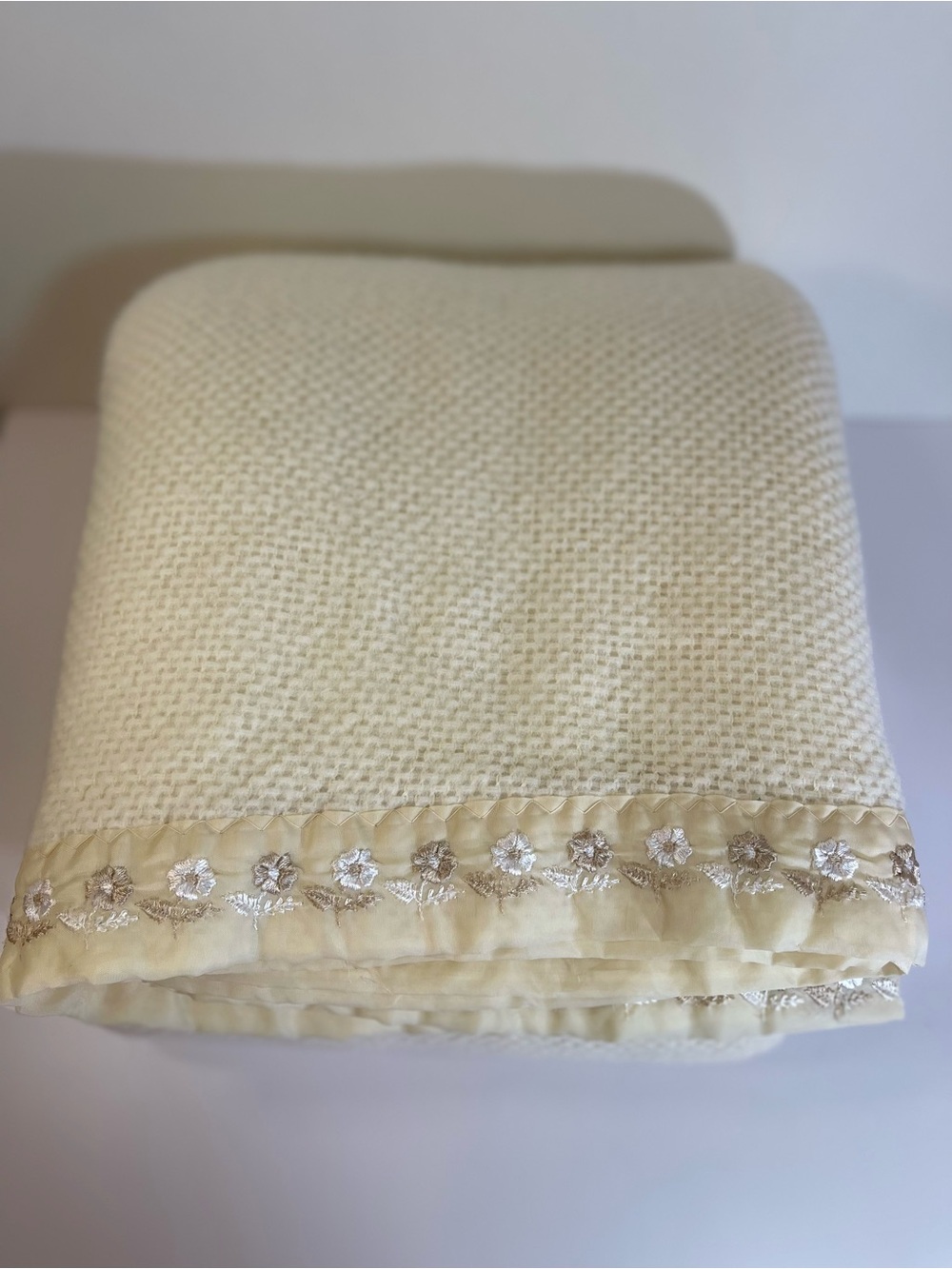 VTG Blanket Acrylic Embroidered Trim Waffle Weave Cream Twin Blanket Retro 70x80